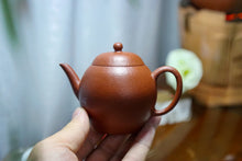 Load image into Gallery viewer, Teacher Ye Xiangkun made a traditional raw sand Zhu ni teapot, a replica of the Qing Dynasty goose egg-shaped teapot, with a capacity of 120cc, and there is only one of its kind.