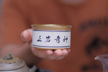 Load image into Gallery viewer, "Niu Lan Keng Qi Zhong" handmade by Mr. Wang Guoxing, the inheritor of the production skills of Wuyi Rock Tea (Da Hong Pao), the first batch of national intangible cultural heritage in Wuyishan City. Each can has Mr. Wang Guoxing's signature, which is of