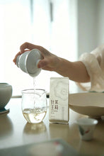 Load image into Gallery viewer, Tongxin‑She Tea House · 9‑Times Scented Jasmine King Silver Needle, Fuzhou 2026 茉莉针王