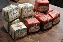 Load image into Gallery viewer, Tongxinshe Teahouse | Presale of Sweet Osmanthus Longjing Tea Launches: A Cup of "Spring Water & Autumn Fragrance" Holds the Essence of Hangzhou's Autumn桂花龙井