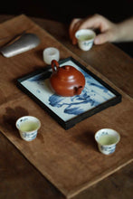 Load image into Gallery viewer, Tongxin She Teahouse Recommendation | "Qixin" Tin-Inlaid Blue-and-White Figure Teapot Stand: A Vessel Bearing Tea Charm, Blue-and-White Porcelain Carrying Ancient Moods