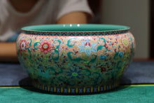Load image into Gallery viewer, "enamel-colored tea washing bowl" from Jingdezhen. It is 16.5 cm in diameter and 8 cm in height, with a capacity of 1000 cc.