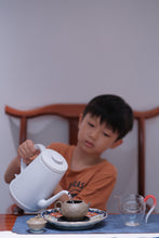 Load image into Gallery viewer, "Niu Lan Keng Qi Zhong" handmade by Mr. Wang Guoxing, the inheritor of the production skills of Wuyi Rock Tea (Da Hong Pao), the first batch of national intangible cultural heritage in Wuyishan City. Each can has Mr. Wang Guoxing's signature, which is of