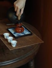 Load image into Gallery viewer, Tongxin She Teahouse Recommendation | "Qixin" Tin-Inlaid Blue-and-White Figure Teapot Stand: A Vessel Bearing Tea Charm, Blue-and-White Porcelain Carrying Ancient Moods