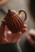 Load image into Gallery viewer, A Pot Embodies Ancient Rhymes, and Golden Ridges Reflect Blessings - The Limited Edition Purple Clay Pot of Tongxinshe Teahouse