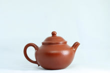 Load image into Gallery viewer, "Ming Zhu Teapot" made by Teacher Hui Xiang Yun, which uses Da Hong Pao Zhu Ni and has a capacity of 120cc.