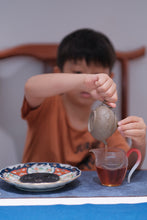 Load image into Gallery viewer, "Niu Lan Keng Qi Zhong" handmade by Mr. Wang Guoxing, the inheritor of the production skills of Wuyi Rock Tea (Da Hong Pao), the first batch of national intangible cultural heritage in Wuyishan City. Each can has Mr. Wang Guoxing's signature, which is of