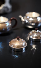 Load image into Gallery viewer, Tongxin She Teahouse Recommendation: Pushou Hall "Wendan Pure Silver Teapot" – A Masterpiece of Craftsmanship on the Tea Table文旦银壶。