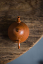 Load image into Gallery viewer, The Pear - shaped Jiangpo Clay Purple Sand Teapot: A Paragon of Elegance in Sand Charm and Tea Aroma, Treasured by Tongxin She Teahouse