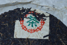Load image into Gallery viewer, 2003 Pu'er sheng tea, customized by Ruan Dianrong, has a very comfortable pine smoke aroma, a rich and full Menghai flavor, and a sweet aftertaste, with a hint of rock sugar in the middle and back.