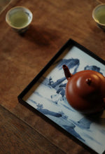 Load image into Gallery viewer, Tongxin She Teahouse Recommendation | "Qixin" Tin-Inlaid Blue-and-White Figure Teapot Stand: A Vessel Bearing Tea Charm, Blue-and-White Porcelain Carrying Ancient Moods