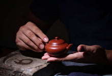 Load image into Gallery viewer, A collection-level handmade purple clay teapot, made by Master Hui Xiangyun, the 15th generation descendant of Hui Mengchen, the "Rare Da Hong Pao Zhu Ni Han Zhu  Teapot" with a capacity of 100cc.