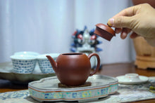 Load image into Gallery viewer, Teacher Ye Xiangkun made a traditional raw sand Zhu ni teapot, a replica of the Qing Dynasty goose egg-shaped teapot, with a capacity of 120cc, and there is only one of its kind.