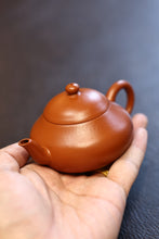 Load image into Gallery viewer, Tongxin She · Treasuring an Antique Ming‑Qing Lao Zhu Ni Pear‑Shaped Teapot, Brewing a Heart‑Touching Gongfu Tea