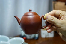 Load image into Gallery viewer, Teacher Ye Xiangkun made a traditional raw sand Zhu ni teapot, a replica of the Qing Dynasty goose egg-shaped teapot, with a capacity of 120cc, and there is only one of its kind.