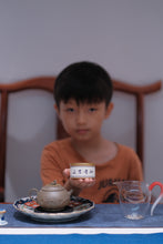 Load image into Gallery viewer, "Niu Lan Keng Qi Zhong" handmade by Mr. Wang Guoxing, the inheritor of the production skills of Wuyi Rock Tea (Da Hong Pao), the first batch of national intangible cultural heritage in Wuyishan City. Each can has Mr. Wang Guoxing's signature, which is of