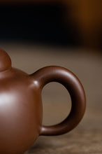 Load image into Gallery viewer, Recommendation of a Treasure in Tongxin She Teahouse: Gu Ting's "Gourde-shaped Teapot", a Shining Pearl in the World of Purple Sand Art