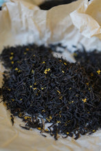 Load image into Gallery viewer, A Ruby Hue Holds Autumn's Essence: Tongxinshe Teahouse Presents Limited-Edition "Jiuqu Hongmei" for Autumn 九曲红梅