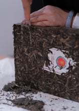 Load image into Gallery viewer, "Pu'er Tea for the 30th Anniversary of Shuangjiang: The Charm of Icelandic Tea, Warmth in Christmas"