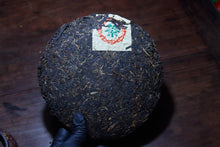 Load image into Gallery viewer, 2003 Pu'er sheng tea, customized by Ruan Dianrong, has a very comfortable pine smoke aroma, a rich and full Menghai flavor, and a sweet aftertaste, with a hint of rock sugar in the middle and back.