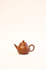 Load image into Gallery viewer, Tongxinshe Teahouse Collection Recommendation: Shi Jiahui's Handmade Raw Sand Red Clay Mengchen Pear-Shaped Teapot (70cc)