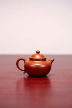 Load image into Gallery viewer, The Chinese Yixing purple clay teapot "Zhou Pi Zhu Ni Lotus Seed Teapot" is completely handmade.