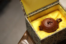 Load image into Gallery viewer, Tongxin She Teahouse Collection | Hand‑crafted by Lu Xinjian · Premium Zhuni Da Hong Pao Squirrel‑Grapes Teapot/松鼠葡萄🍇