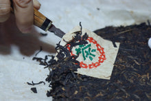 Load image into Gallery viewer, 2003 Pu'er sheng tea, customized by Ruan Dianrong, has a very comfortable pine smoke aroma, a rich and full Menghai flavor, and a sweet aftertaste, with a hint of rock sugar in the middle and back.