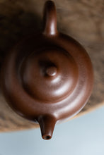 Load image into Gallery viewer, Recommendation of a Treasure in Tongxin She Teahouse: Gu Ting's "Gourde-shaped Teapot", a Shining Pearl in the World of Purple Sand Art