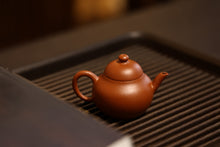 Load image into Gallery viewer, Tongxinshe Teahouse Collection Recommendation: Shi Jiahui's Handmade Raw Sand Red Clay Mengchen Pear-Shaped Teapot (70cc)