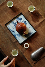 Load image into Gallery viewer, Tongxin She Teahouse Recommendation | "Qixin" Tin-Inlaid Blue-and-White Figure Teapot Stand: A Vessel Bearing Tea Charm, Blue-and-White Porcelain Carrying Ancient Moods