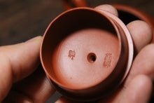 Load image into Gallery viewer, Tongxinshe Tea House cooperates with Mr. Xu Linfeng, a national arts and crafts artist, to bring you 3 fully handmade Zhou Pi Zhu Ni small purple clay teapots with a capacity of 110ml.