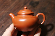 Load image into Gallery viewer, Tongxinshe Tea House cooperates with Mr. Xu Linfeng, a national arts and crafts artist, to bring you 3 fully handmade Zhou Pi Zhu Ni small purple clay teapots with a capacity of 110ml.
