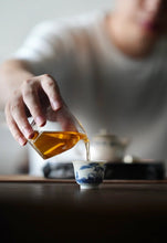 Load image into Gallery viewer, Glass Gong Dao Bei/3 options.