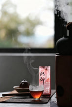 Load image into Gallery viewer, Tongxin She Tea House Premium Recommendation | 2025 Charcoal-Roasted "桃醉 Peach Enchantment" Shuiliandong Rougui
