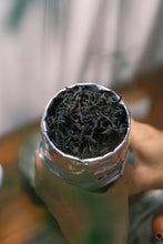 Load image into Gallery viewer, Phoenix Dancong Ancient Tree WuDong "Yan Shang Zhen/Rock Treasure/岩上珍"