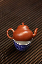 Load image into Gallery viewer, Fully handmade "Old Zhu Ni Small Flat Pear Purple Clay Pot" with a capacity of 110ml.