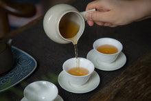 Load image into Gallery viewer, 2003 Pu'er sheng tea, customized by Ruan Dianrong, has a very comfortable pine smoke aroma, a rich and full Menghai flavor, and a sweet aftertaste, with a hint of rock sugar in the middle and back.