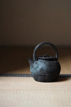 Load image into Gallery viewer, "Yun Po kettle" to everyone. There are two styles with capacities of 550ml and 750ml.