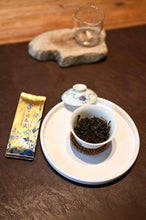 Load image into Gallery viewer, Tongxin She Teahouse | Moss Traces & Spring Dew · Tianxin Rock Shi Ru/天心岩石乳。