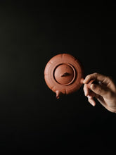 Load image into Gallery viewer, Tongxinshe Teahouse Recommends: Red Clay Melon-Ridged Side-Handled Clay Kettle