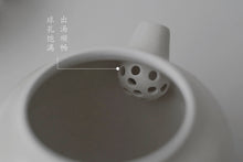 Load image into Gallery viewer, "Julu Porcelain Pot" 巨轮陶壶.