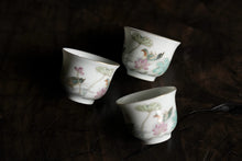 Load image into Gallery viewer, Encountering the Oriental Poetic Rhyme on the Tea Table: The "Pastel Mandarin Ducks Playing in Water Ruoshen Cups" at Tongxin She Teahouse