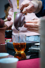 Load image into Gallery viewer, Aged to Ruby Red, Tripled in Worth; One Sip of Danya Unveils the Universe — Tongxinshe Teahouse Recommends Master Wang Guoxing's Limited Signed Edition 1997 Danya Aged Shui Xian