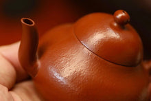 Load image into Gallery viewer, Fully handmade "Old Zhu Ni Small Flat Pear Purple Clay Pot" with a capacity of 110ml.