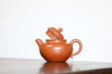 Load image into Gallery viewer, Tongxinshe Tea House cooperates with Mr. Xu Linfeng, a national arts and crafts artist, to bring you 3 fully handmade Zhou Pi Zhu Ni small purple clay teapots with a capacity of 110ml.