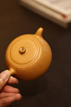 Load image into Gallery viewer, Tongxinshe Teahouse Selection: Old Pit Golden Duan Short Jinglan Purple Sand Pot – Unlock the Ultimate Tea-Tasting Aesthetics