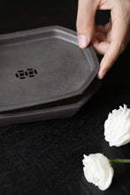 Load image into Gallery viewer, Tongxinshe Teahouse Recommends: Purple Clay Octagonal Four-legged Tea Boat – The Quiet Stability Hiding in the Tea Setting
