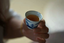 Load image into Gallery viewer, Set of 4 hand-painted blue and white landscape-wrapped silver teacups, capacity 30cc。