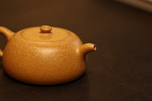 Load image into Gallery viewer, Tongxinshe Teahouse Selection: Old Pit Golden Duan Short Jinglan Purple Sand Pot – Unlock the Ultimate Tea-Tasting Aesthetics